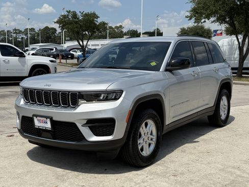 Used 2025 Jeep Grand Cherokee Laredo RWD image 10