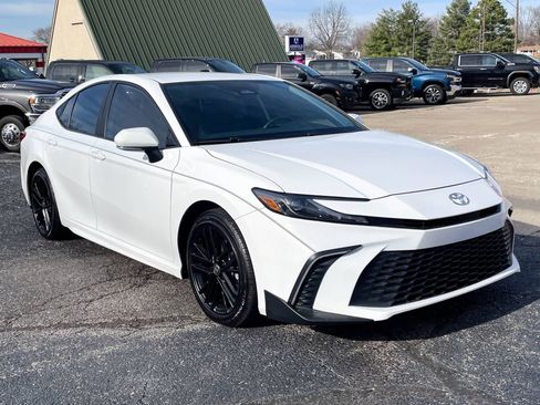 Used 2025 Toyota Camry SE image 2