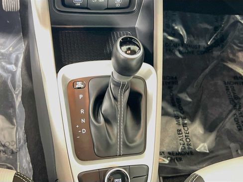 Certified 2023 Hyundai Venue SEL FWD image 17