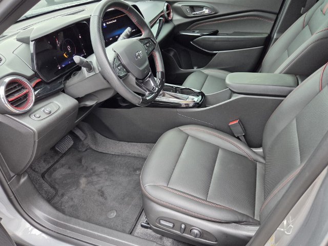 Used 2025 Chevrolet Trax RS w/ Driver Confidence Package FWD image 9