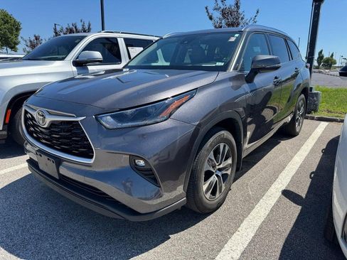 Used 2021 Toyota Highlander XLE AWD/4WD image 3