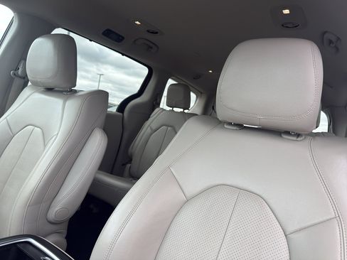 Used 2019 Chrysler Pacifica Touring-L Plus w/ Tire & Wheel Group FWD image 26