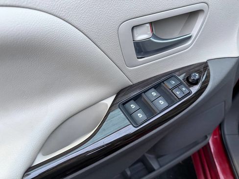 Used 2015 Toyota Sienna XLE 8 Passenger 4dr Mini Van image 96