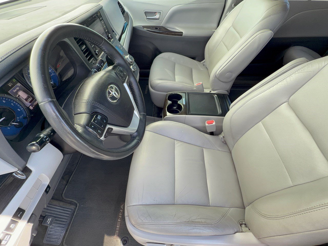 Used 2018 Toyota Sienna XLE w/ XLE Navigation Package FWD image 5