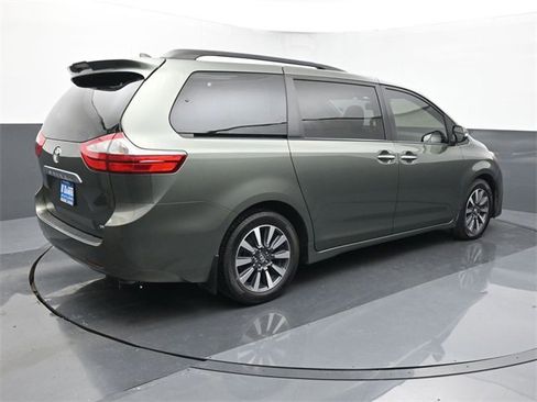 Used 2019 Toyota Sienna L image 5