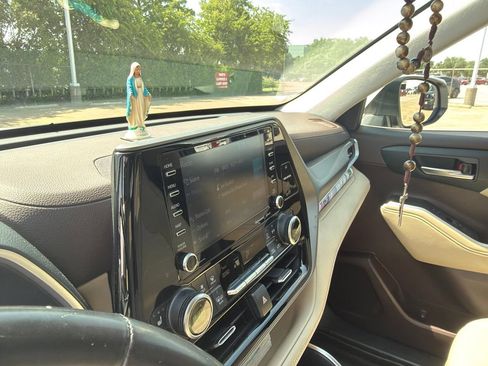 Used 2021 Toyota Highlander XLE FWD image 10