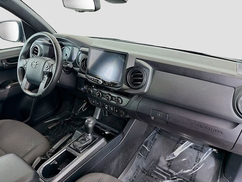 Used 2018 Toyota Tacoma TRD Sport w/ Technology Package AWD/4WD image 16