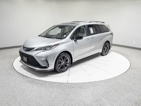Used 2021 Toyota Sienna XSE FWD image 36