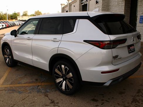 New 2025 Mitsubishi Outlander SE image 10
