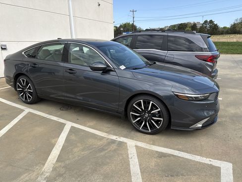Used 2024 Honda Accord Touring image 2