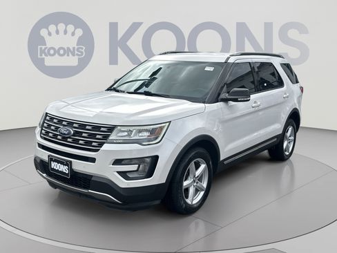 Used 2017 Ford Explorer XLT w/ Equipment Group 202A AWD/4WD image 1