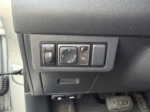Used 2009 Nissan Versa Hatchback w/ Convenience Pkg FWD image 14