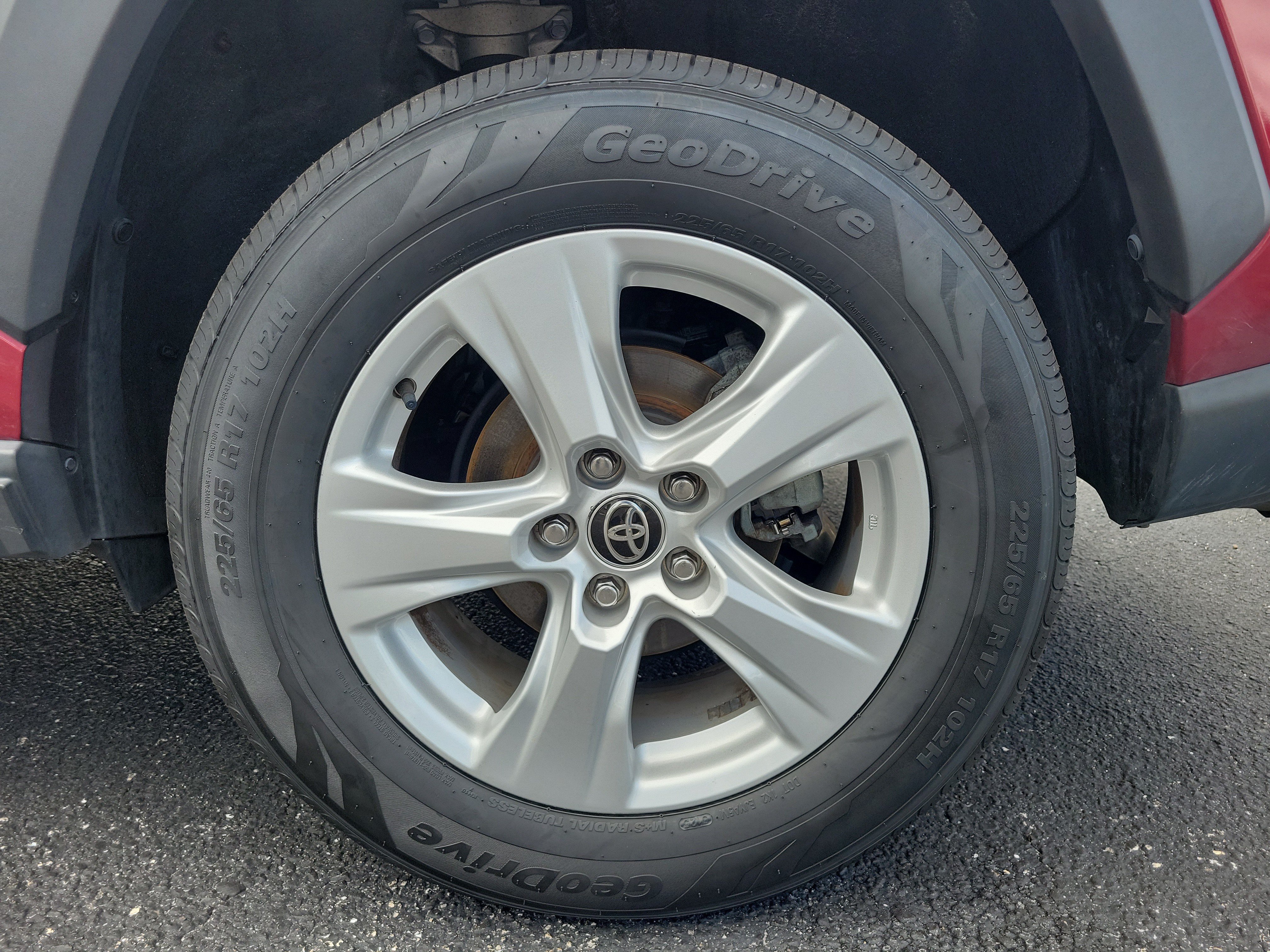 Certified 2021 Toyota RAV4 XLE w/ Convenience Package FWD image 7