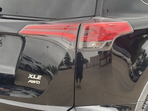 Used 2018 Toyota RAV4 XLE AWD/4WD image 7