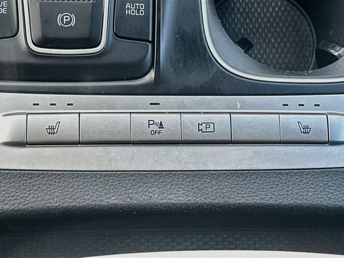 Used 2023 Kia Carnival LX FWD image 19