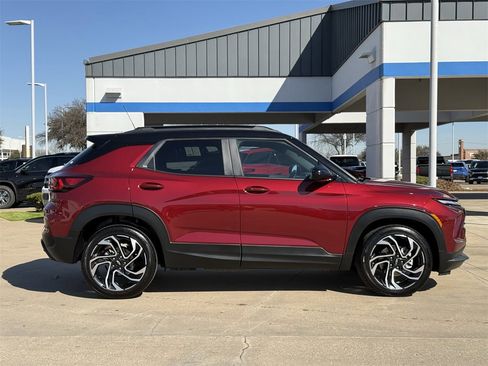 Used 2025 Chevrolet TrailBlazer RS w/ Driver Confidence Package image 3