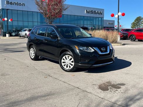 Used 2018 Nissan Rogue S image 2