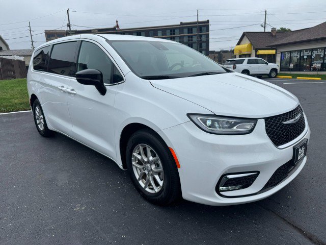 Used 2026 Chrysler Pacifica Select FWD image 3