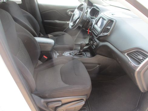 Used 2019 Jeep Cherokee Latitude w/ Popular Appearance Group FWD image 11