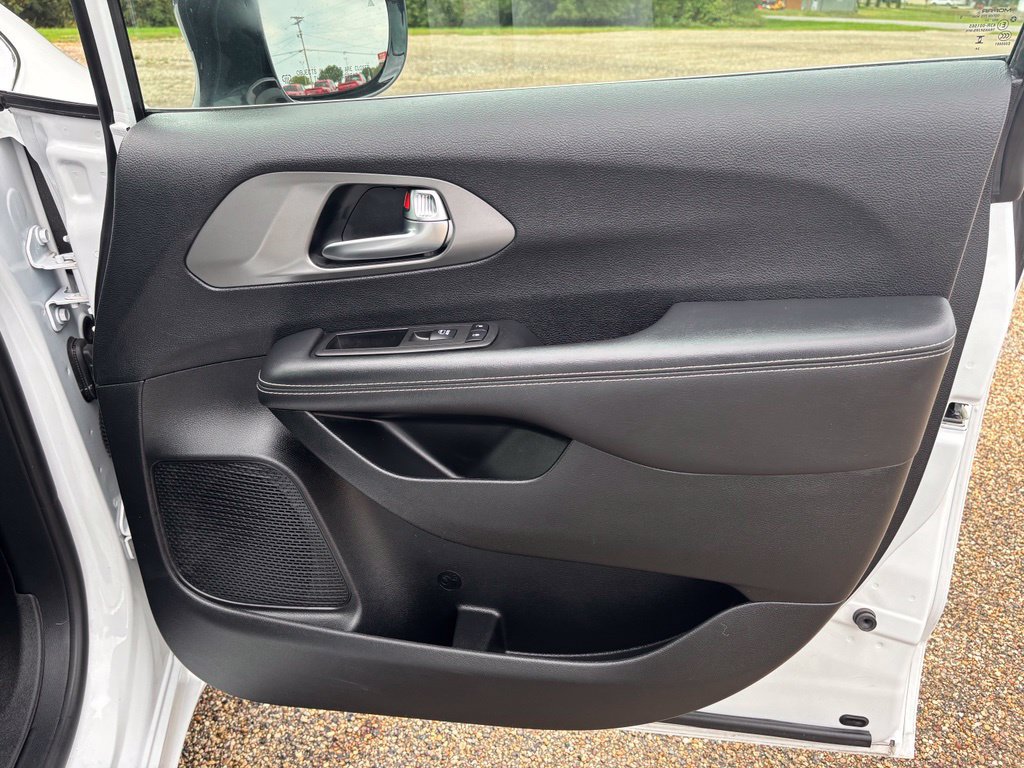 Used 2025 Chrysler Pacifica Select FWD image 17