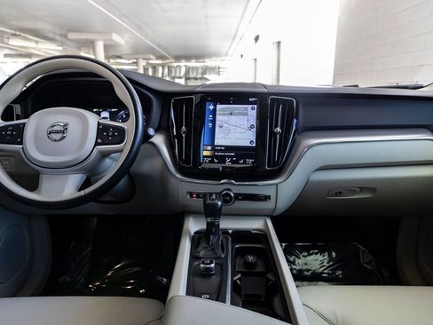 Used 2018 Volvo XC60 T5 Momentum w/ Vision Package image 11