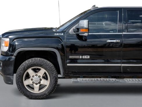Used 2017 GMC Sierra 2500 SLT w/ All Terrain HD Package AWD/4WD image 10