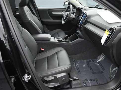 New 2025 Volvo XC40 B5 Core w/ Protection Package Premier image 36