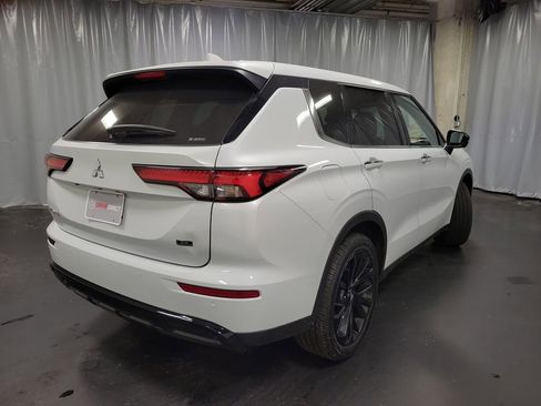 Used 2023 Mitsubishi Outlander SE image 8