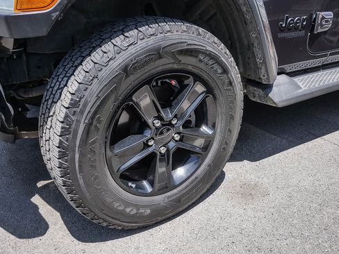 Used 2021 Jeep Wrangler Unlimited Sahara AWD/4WD image 4