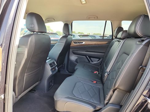 Used 2024 Volkswagen Atlas SE FWD image 11