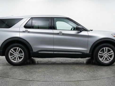 Used 2024 Ford Explorer XLT w/ Equipment Group 202A image 11