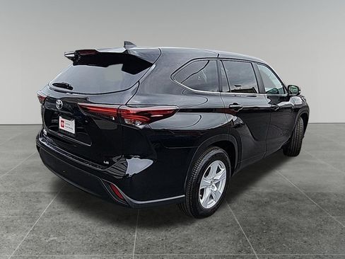 Certified 2024 Toyota Highlander LE FWD image 7