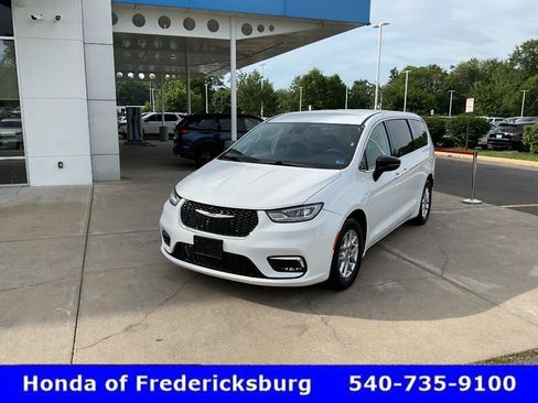 Used 2024 Chrysler Pacifica Touring-L FWD image 2