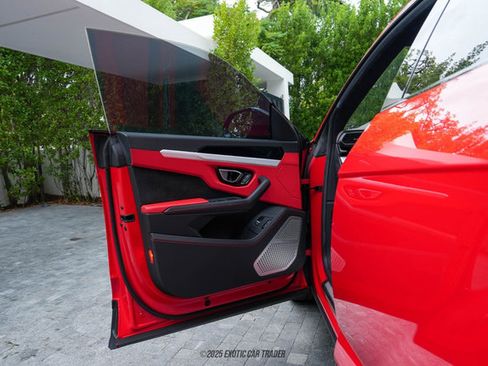 Used 2019 Lamborghini Urus image 19