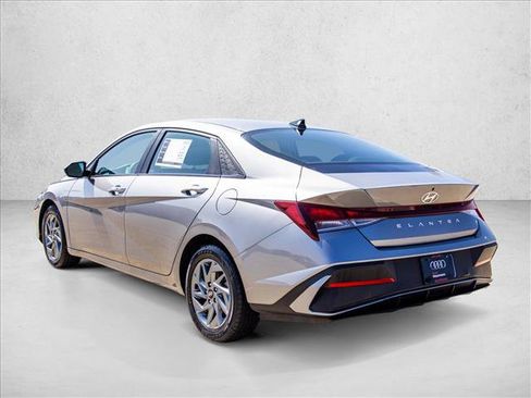 Used 2024 Hyundai Elantra SEL FWD image 7