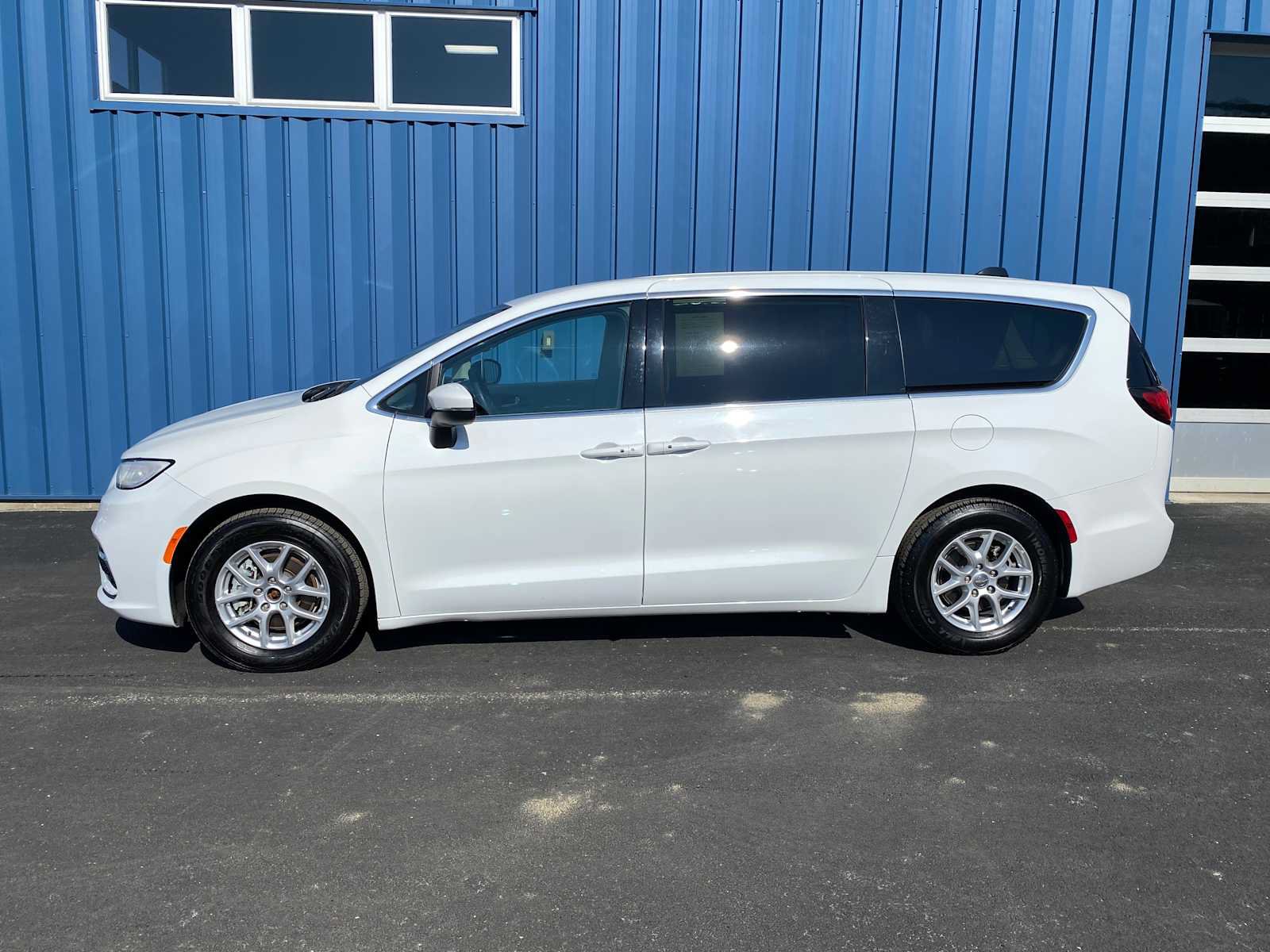 Used 2023 Chrysler Pacifica Touring-L FWD image 15