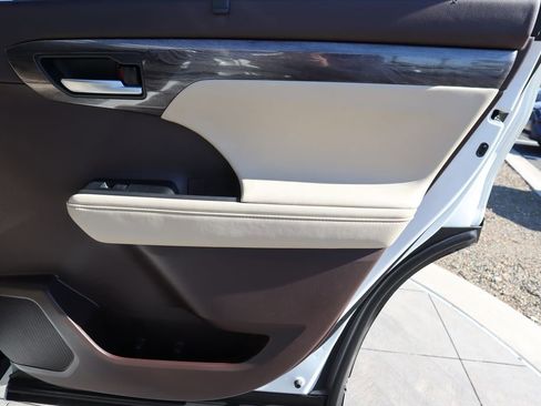 Used 2021 Toyota Highlander Limited image 26