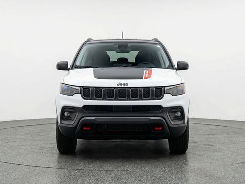 Used 2025 Jeep Compass Trailhawk AWD/4WD image 2