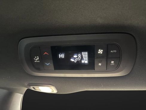 Used 2025 Chrysler Pacifica Limited image 34