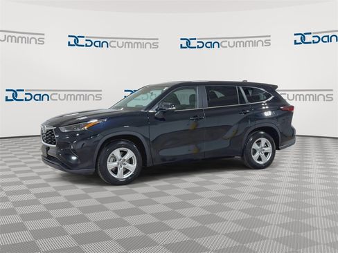 Used 2024 Toyota Highlander LE image 4