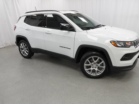 Certified 2024 Jeep Compass Latitude w/ Sun and Sound Group AWD/4WD image 9