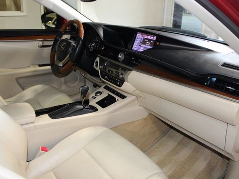 Used 2013 Lexus ES 300h w/ Luxury Pkg FWD image 29