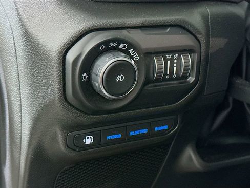 Used 2022 Jeep Wrangler Unlimited Sahara w/ Cold Weather Group AWD/4WD image 18