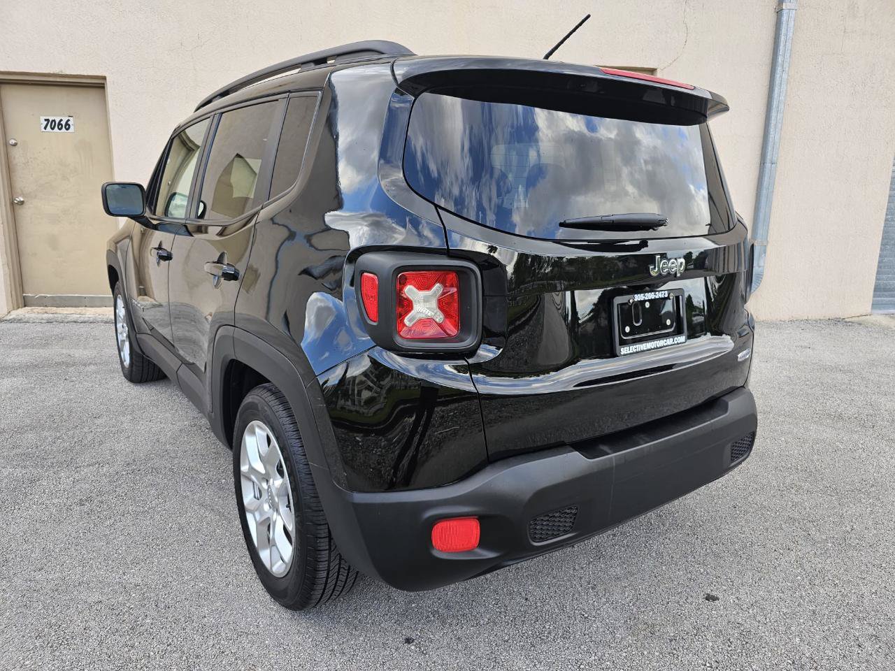 Used 2015 Jeep Renegade Latitude FWD image 7