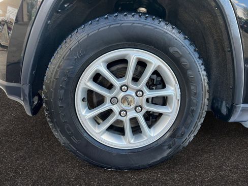 Used 2018 Jeep Grand Cherokee Laredo AWD/4WD image 14