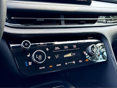 Certified 2025 INFINITI QX60 Luxe w/ Black Edition image 9