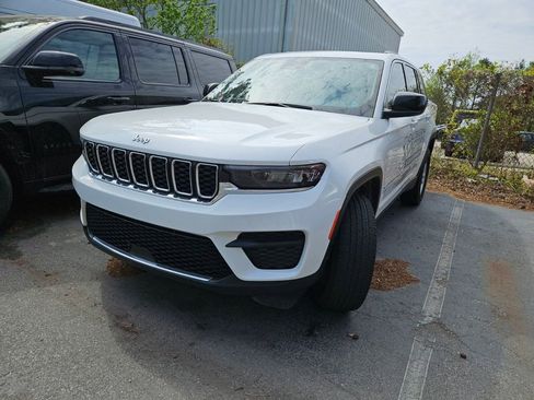 Used 2023 Jeep Grand Cherokee Laredo w/ Luxury Tech Group I AWD/4WD image 2