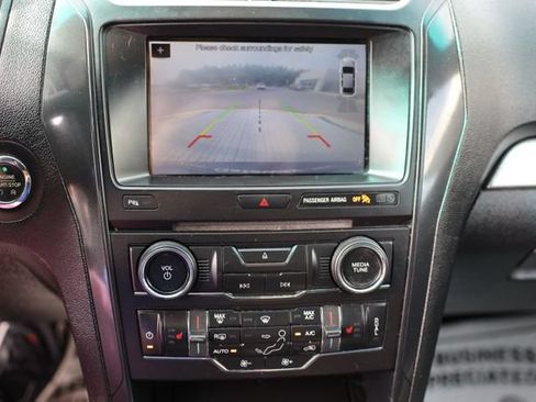 Used 2017 Ford Explorer XLT w/ Equipment Group 201A FWD image 29