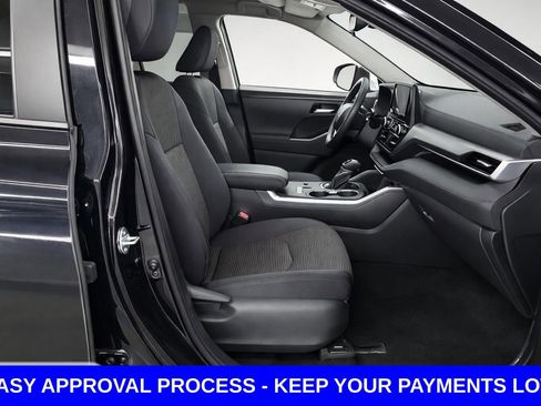 Used 2025 Toyota Highlander LE image 12
