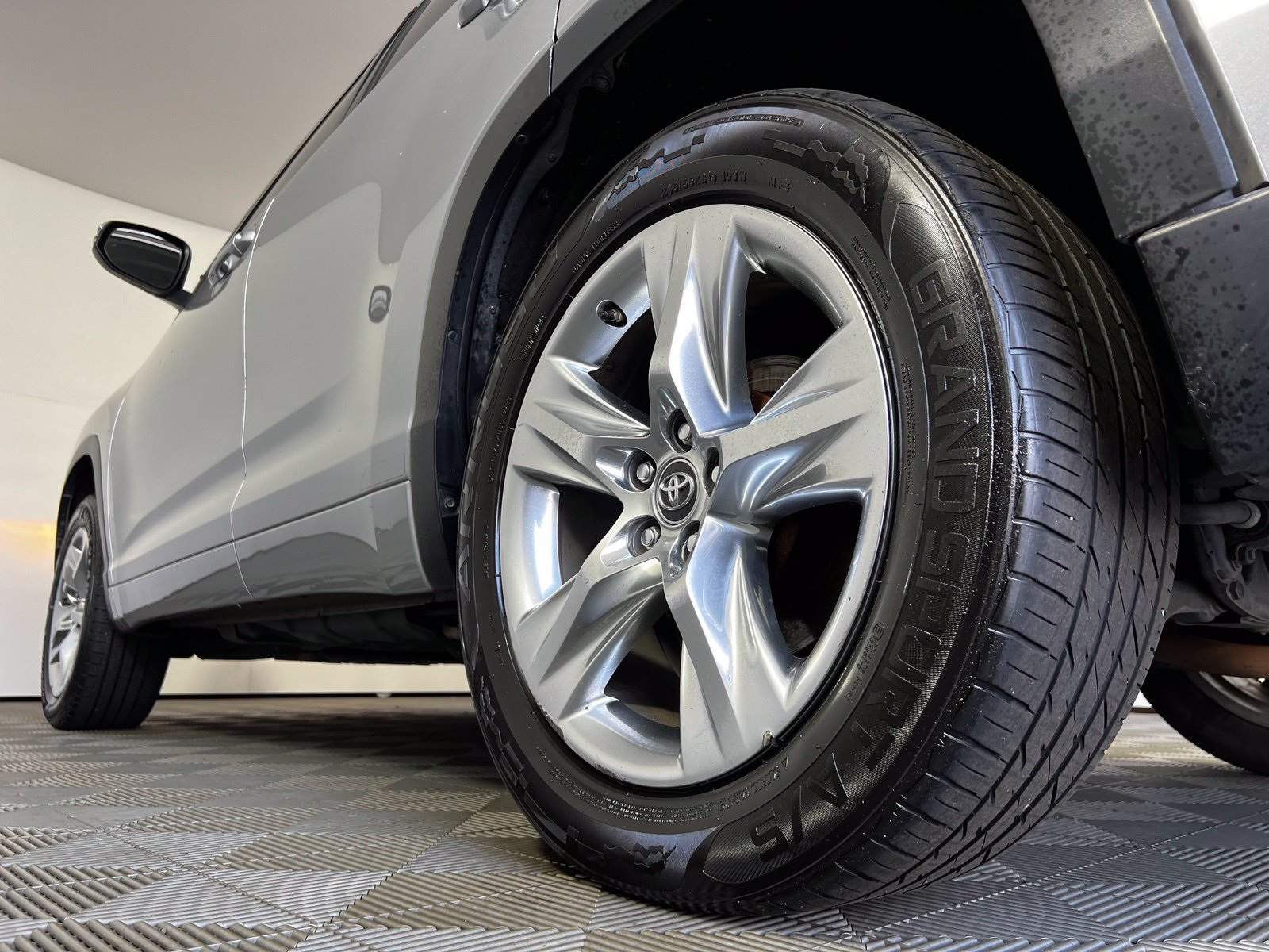 Used 2016 Toyota Highlander Limited w/ Four Season Floor Mat Package FWD image 17